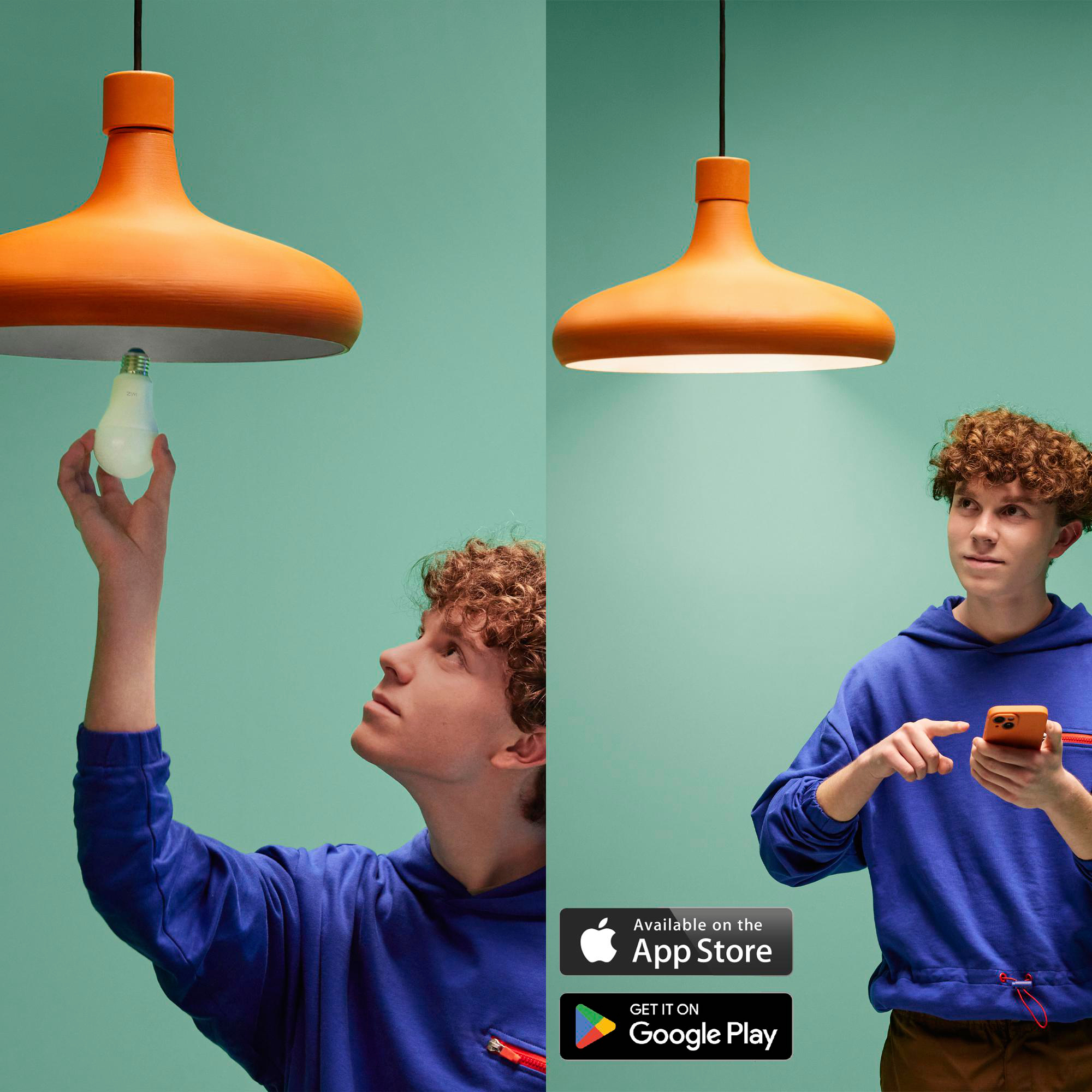Ein Mann wechselt eine Glühbirne unter einer orangefarbenen Lampe. Der andere Mann hält ein Telefon.