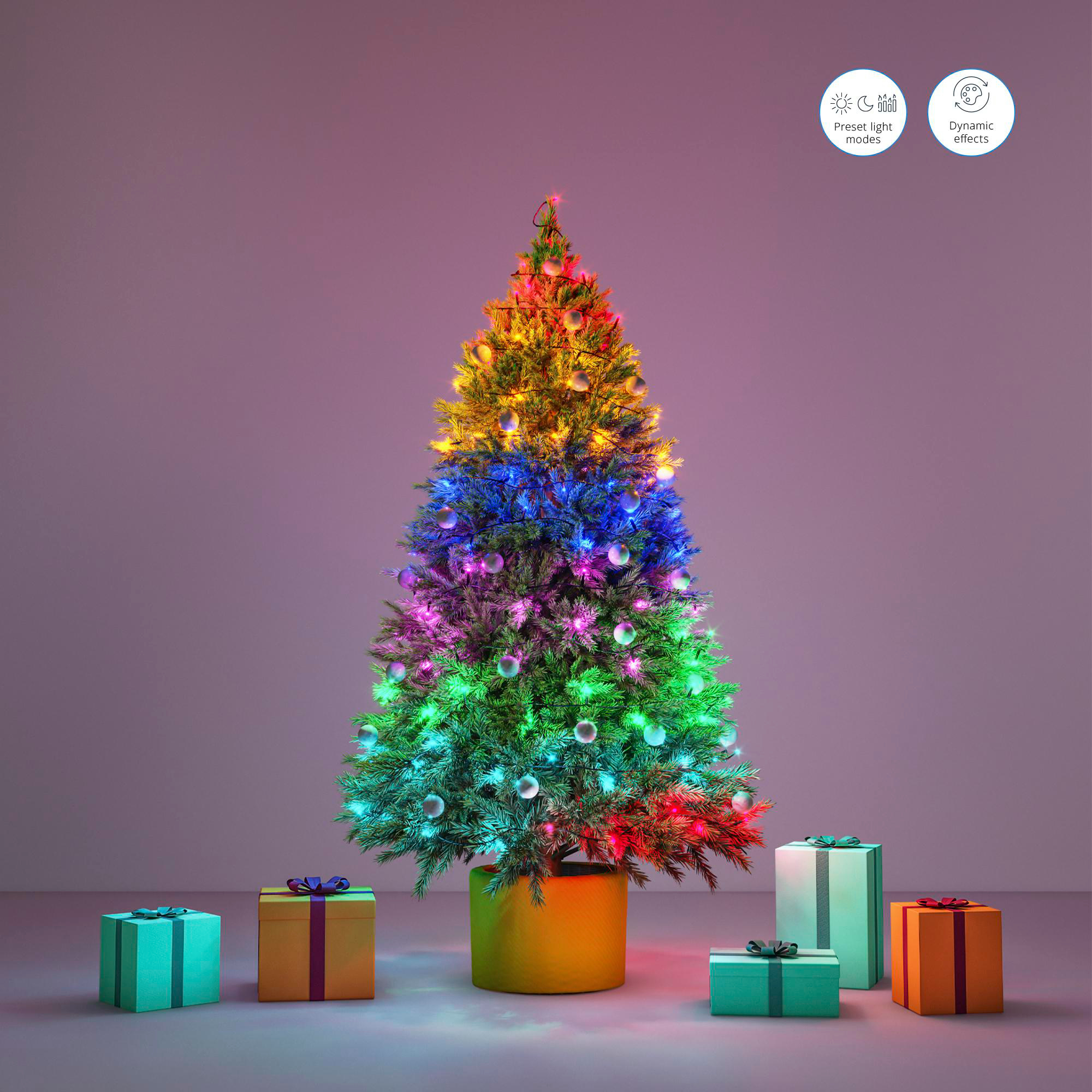 Weihnachtsbaum mit bunten Lichtern und Ornamenten, mit Geschenken am Boden, auf lila Hintergrund.