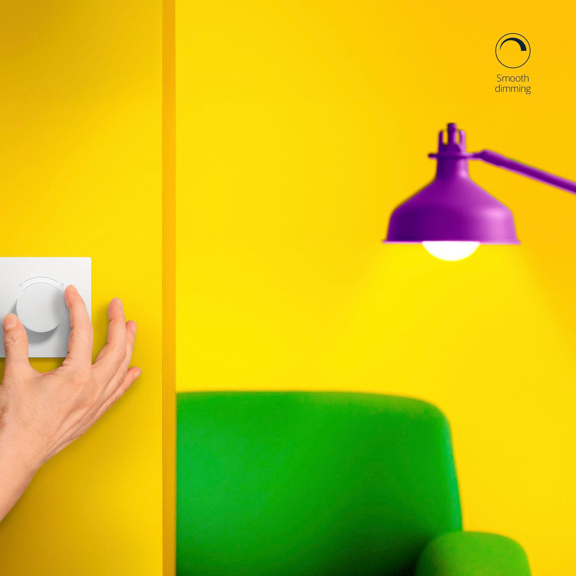 Eine Hand stellt einen weißen Dimmer an einer gelben Wand ein, mit grünem Stuhl und lila Lampe.