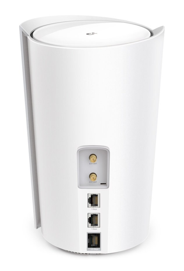 Biały router z portami. Widok z tyłu z portami antenowymi i Ethernet.