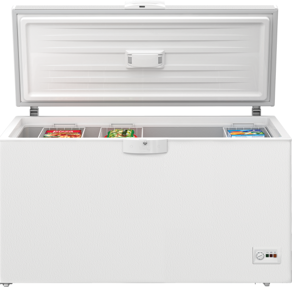 Congelador horizontal blanco con la tapa abierta, revelando tres compartimentos con alimentos congelados.