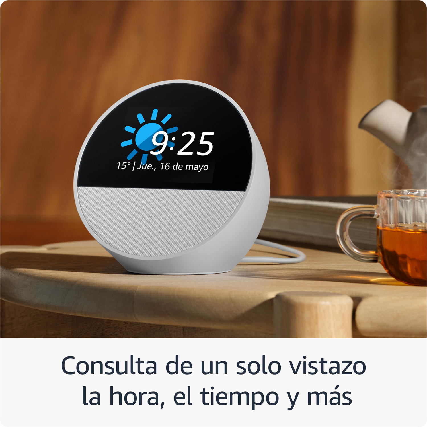 Un altavoz inteligente blanco que muestra la hora y el clima en una mesa.