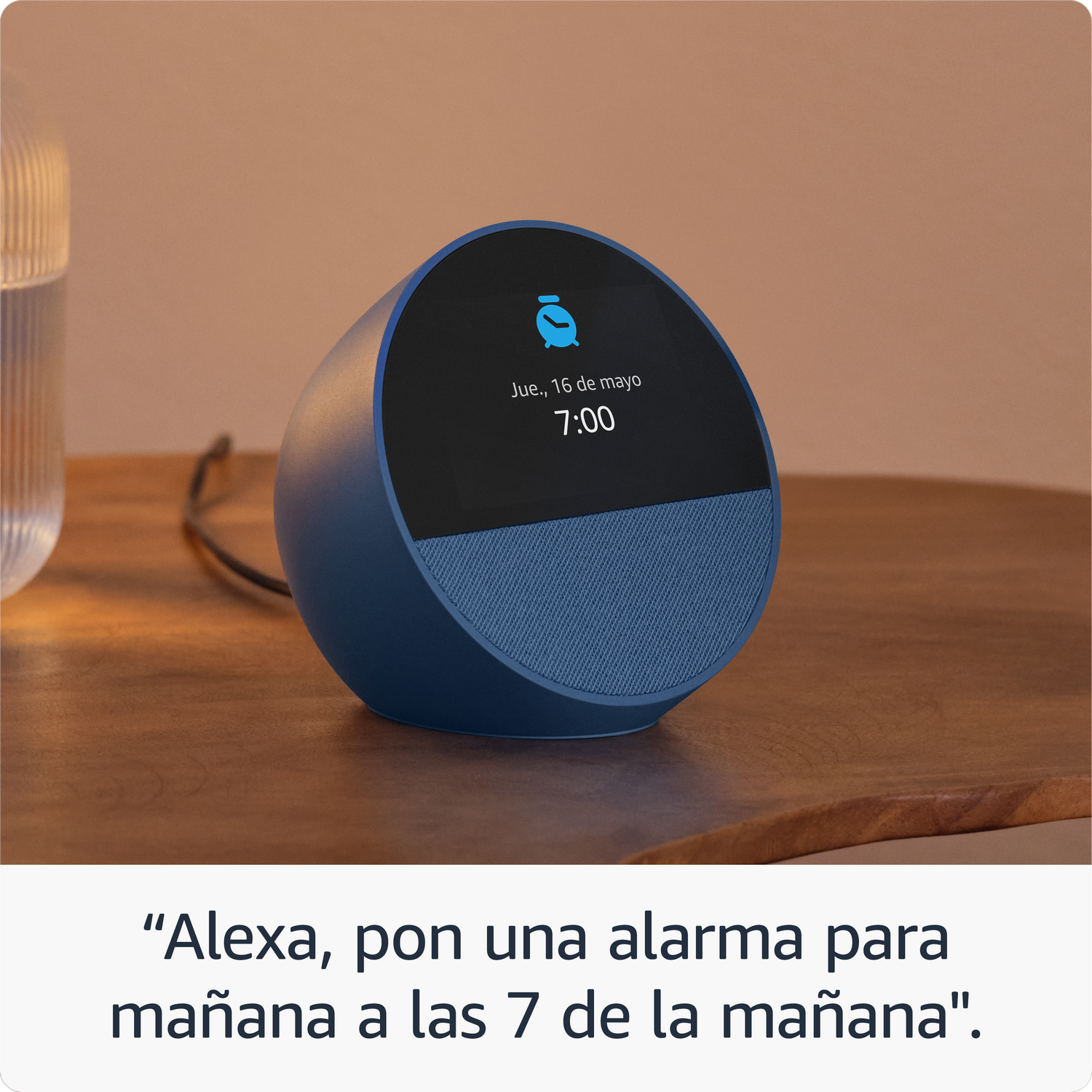 Un altavoz inteligente azul y redondeado sobre una mesa de madera, que muestra la hora.