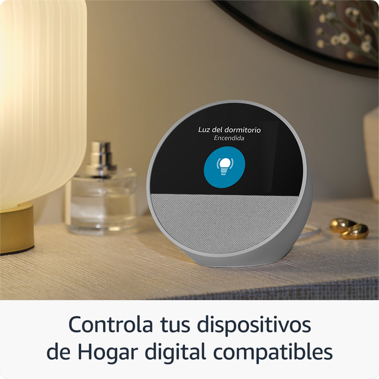 Dispositivo de hogar inteligente con pantalla, sobre una mesa, con texto debajo.