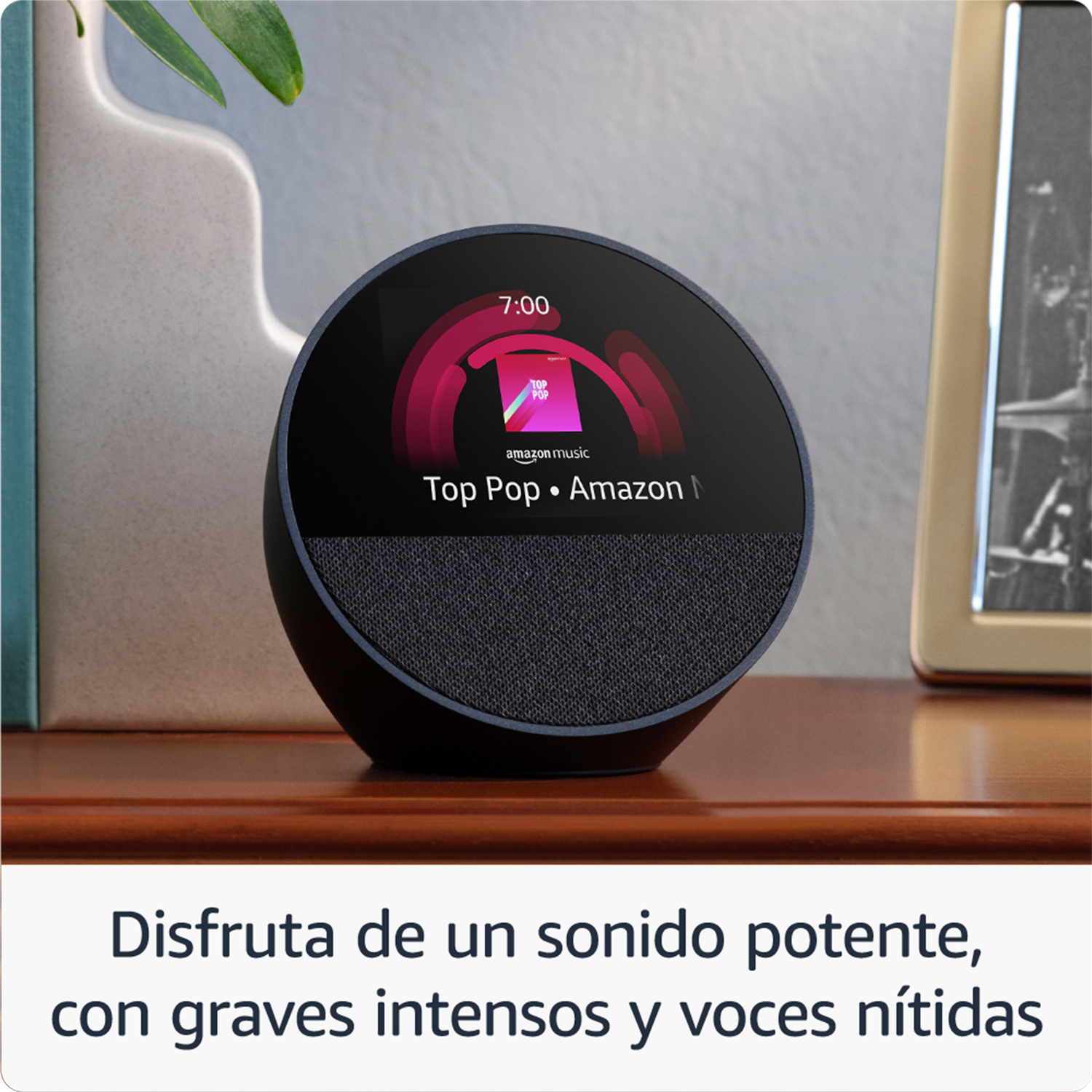 Altavoz inteligente con pantalla que muestra Amazon Music. Texto: 'Disfruta de un sonido potente, con graves intensos y voces claras'.