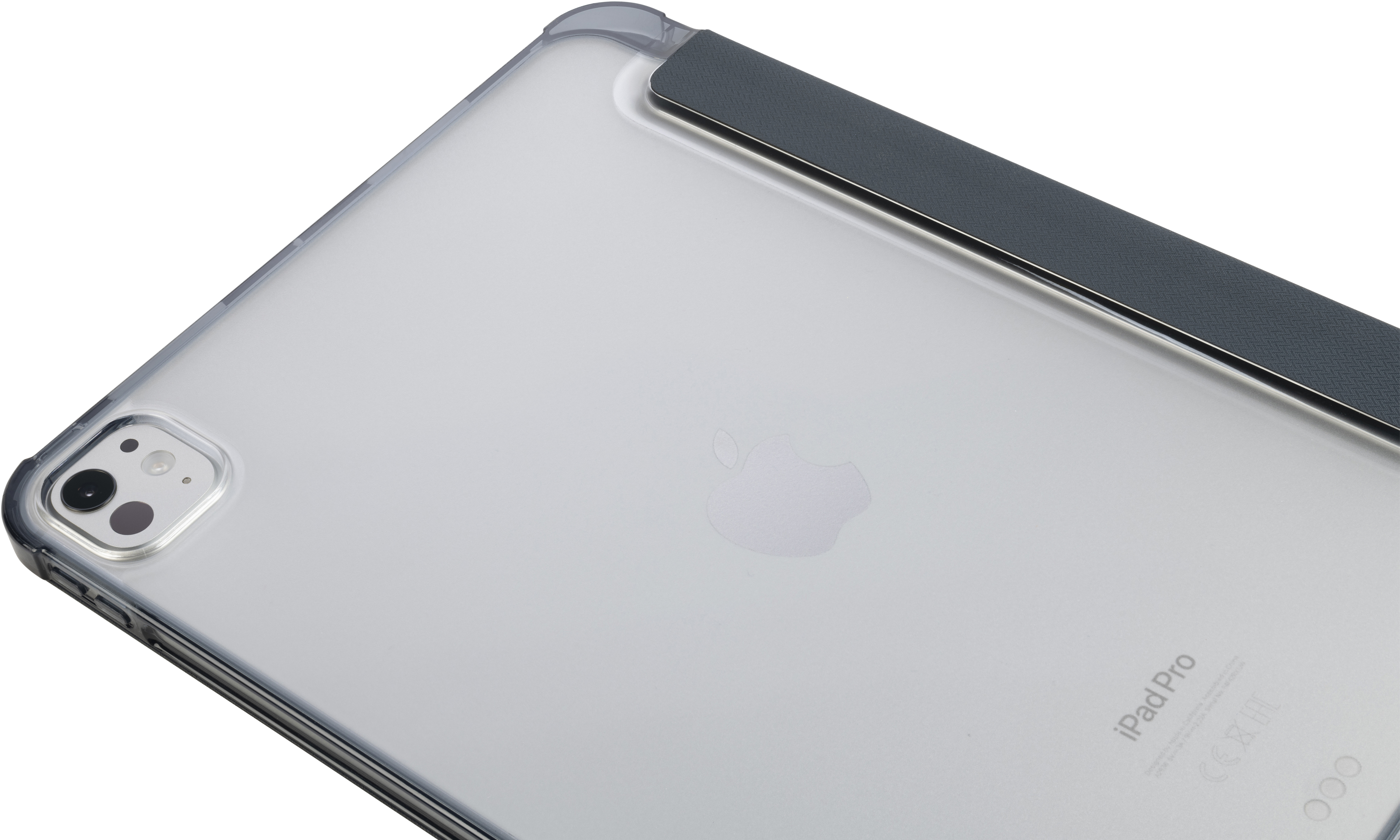 L'arrière d'une tablette iPad Pro dans un étui transparent. Le logo Apple est visible.