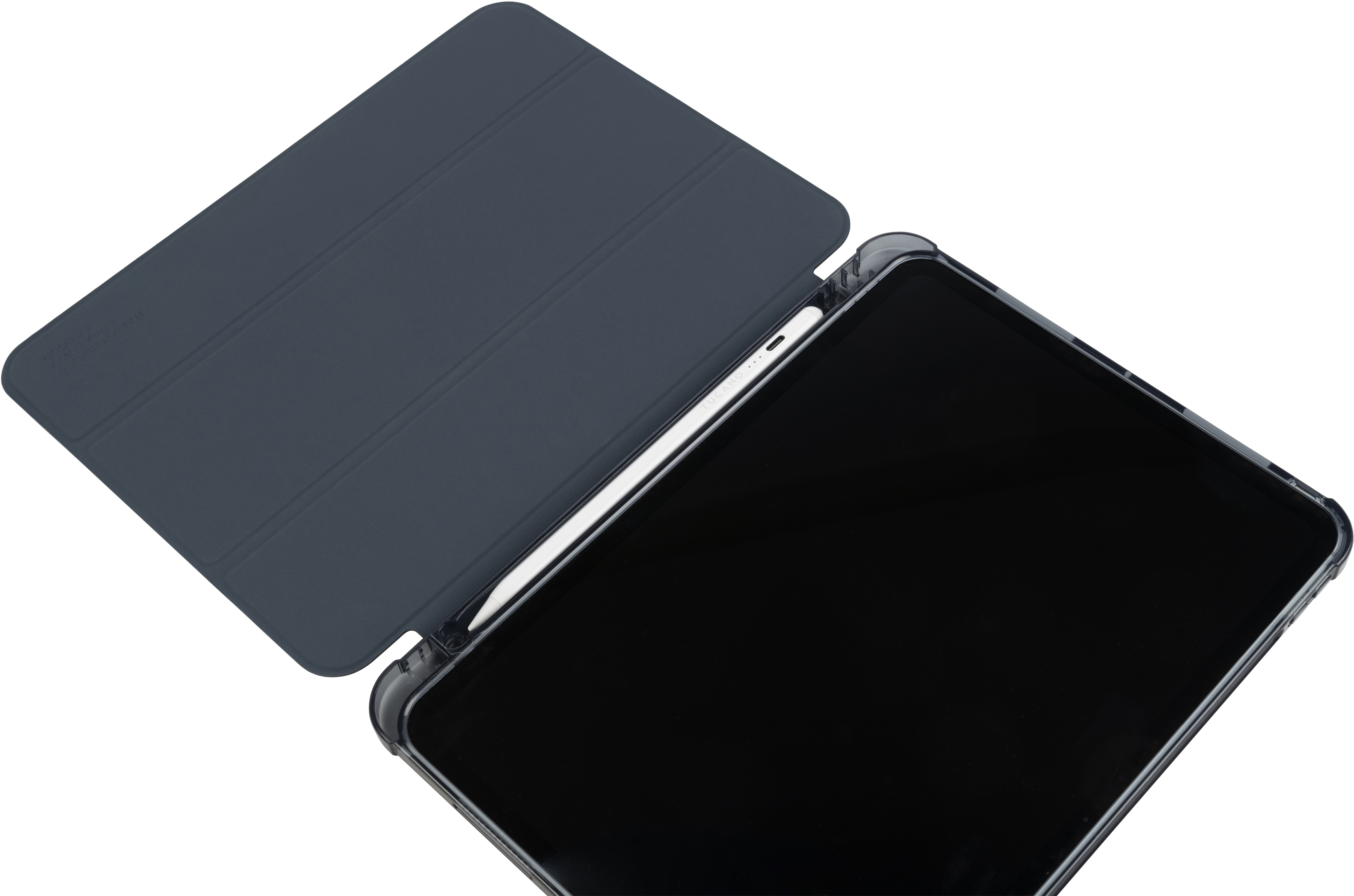 Une tablette avec une couverture sombre, avec un stylo dans un support.