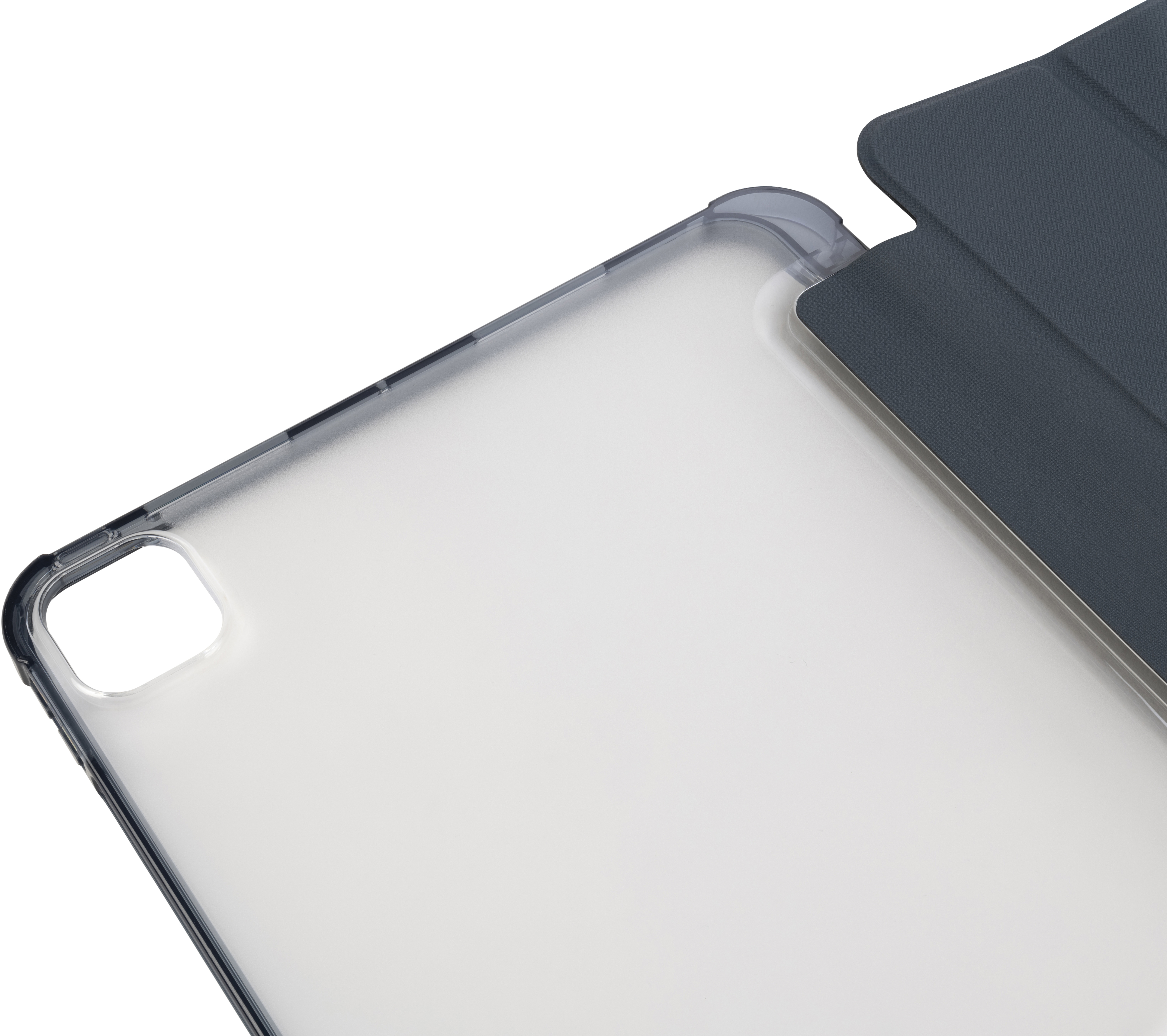 Gros plan d'iPad dans un étui. L'étui est transparent et possède une couverture gris foncé sur le côté.