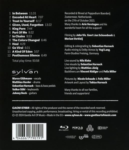 Ein CD-Cover mit einer Titelliste, Credits und einem Bandlogo auf dunklem Hintergrund.