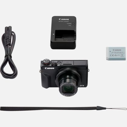 Canon Kamera-Kit mit Kamera, Ladegerät, Akku und Trageriemen.