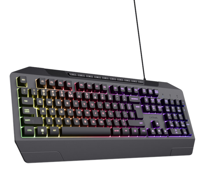 Czarna klawiatura do gier z tęczowymi światłami. Klawiatura ma wiele klawiszy, a kabel jest podłączony. Marka Trust.