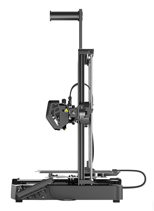 Drukarka 3D z dużym stojakiem. Drukarka jest czarna ze srebrnymi częściami. Tło jest białe.