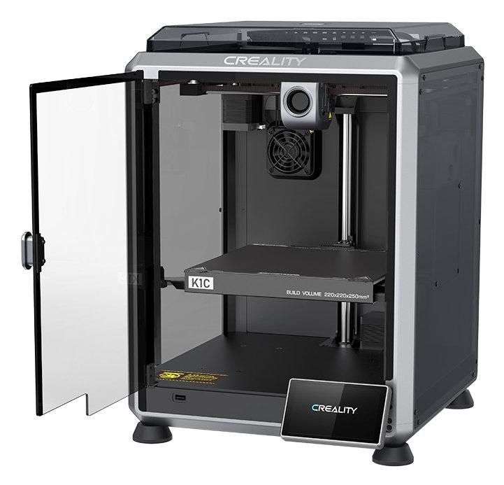 Drukarka 3D Creality K1C. Otwarte drzwi, oznaczona objętość budowy. Szary i czarny design. Ekran wyświetla logo Creality.