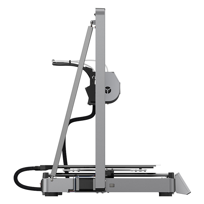 Drukarka 3D z boku. Jest szara i czarna. Tło jest białe.