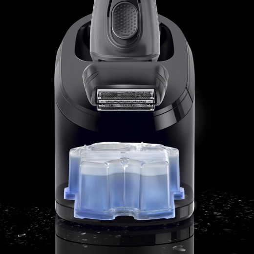 Golarka elektryczna w stacji ładującej. Niebieski wkład czyszczący poniżej.