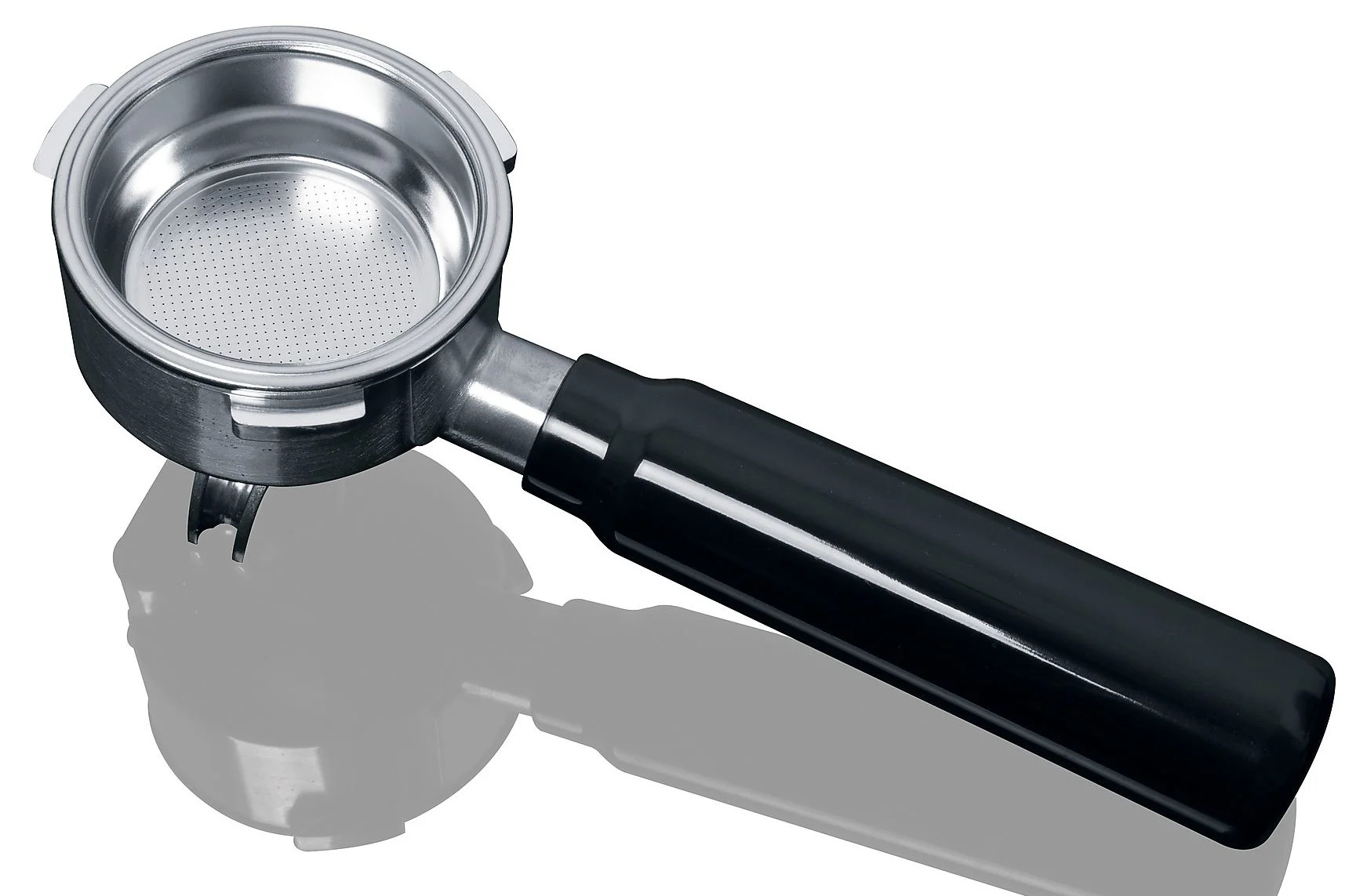 Kolba ze stali nierdzewnej z czarnym uchwytem, leżąca na białej powierzchni.