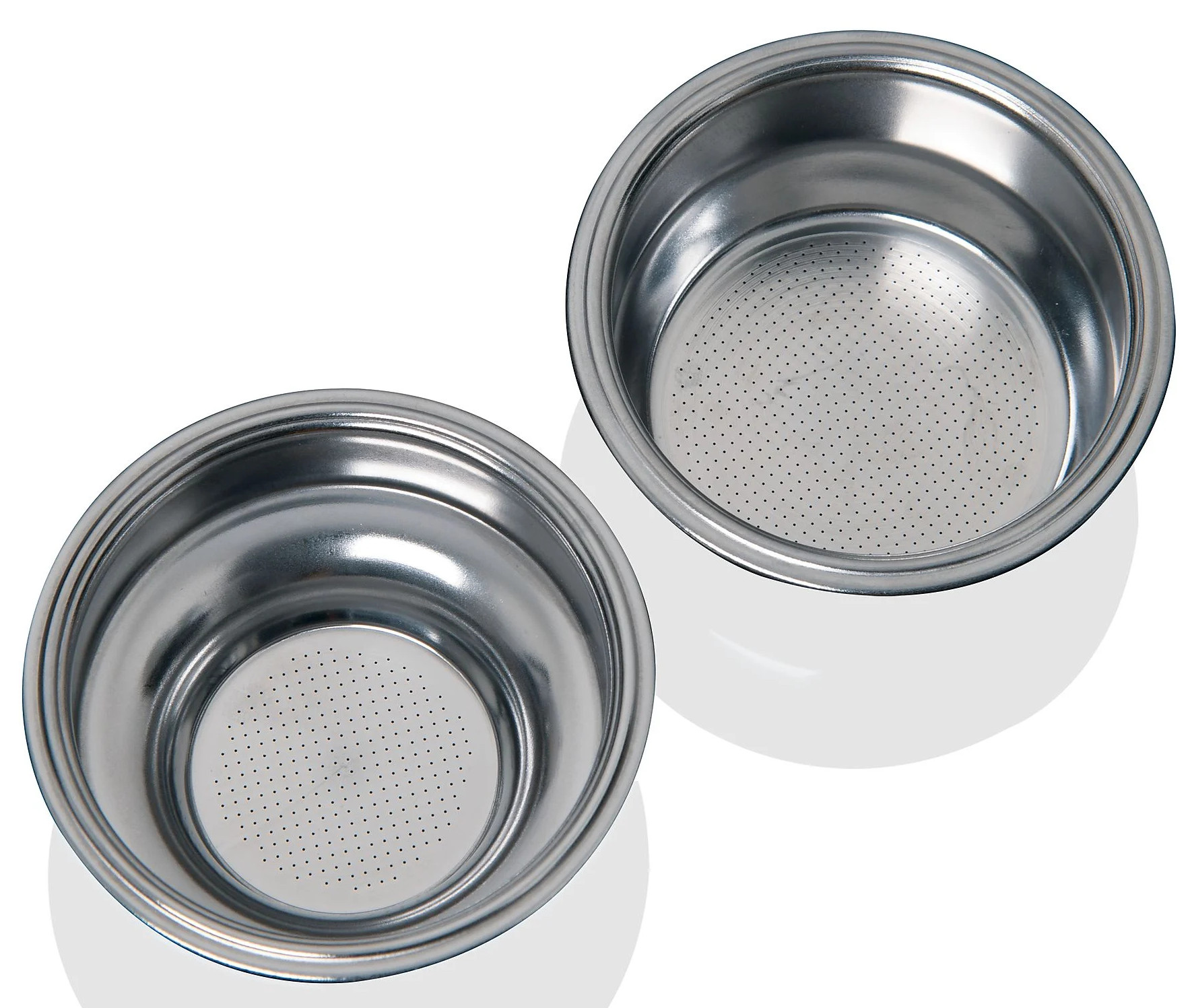Dwa kosze filtracyjne do ekspresu do kawy obok siebie. Perforowany metal ze srebrnym wykończeniem.