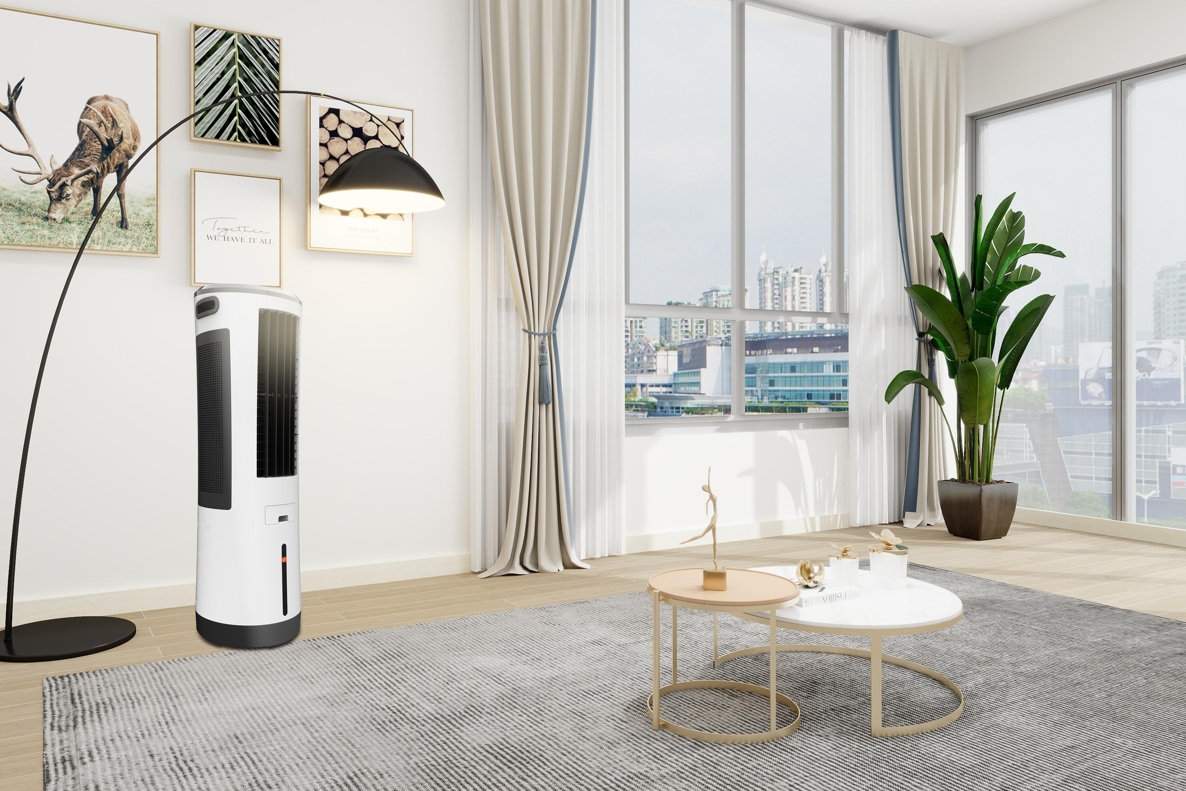 Wohnzimmer mit einem Ventilator, Gemälden und runden Tischen neben einem Fenster.