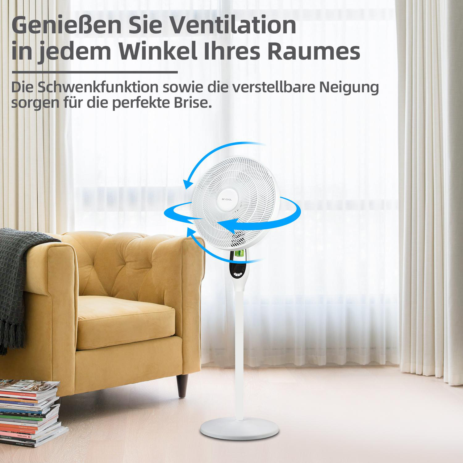 Ein weißer Ventilator in einem Wohnzimmer mit Vorhängen und gelbem Sofa, mit Luftstrom.