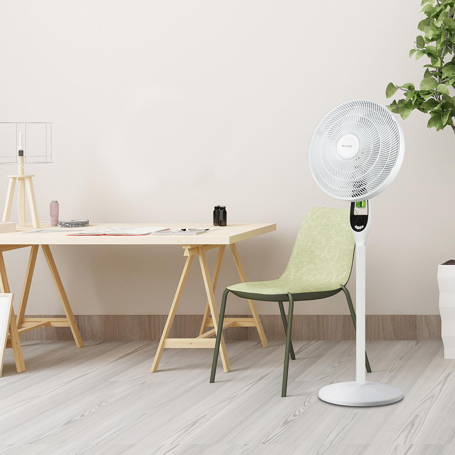 Innenraum mit weißem Ventilator, Stuhl und Schreibtisch.
