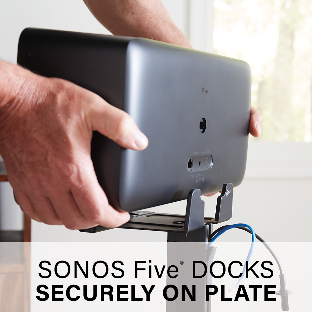 Hände platzieren einen schwarzen Sonos Five Lautsprecher auf einer schwarzen Halterung.