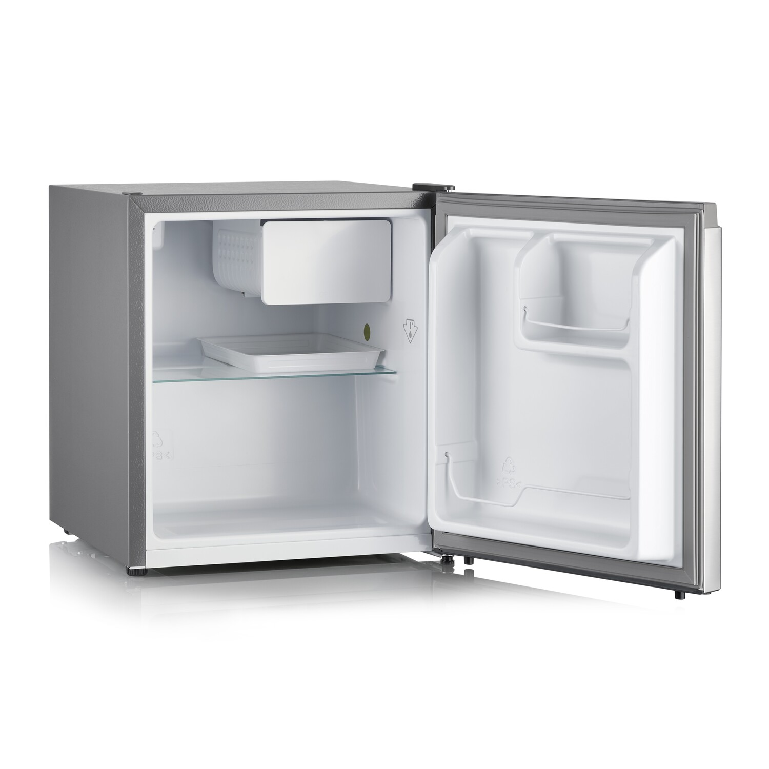 Un petit réfrigérateur argenté, ouvert, avec un intérieur blanc. La porte est ouverte.