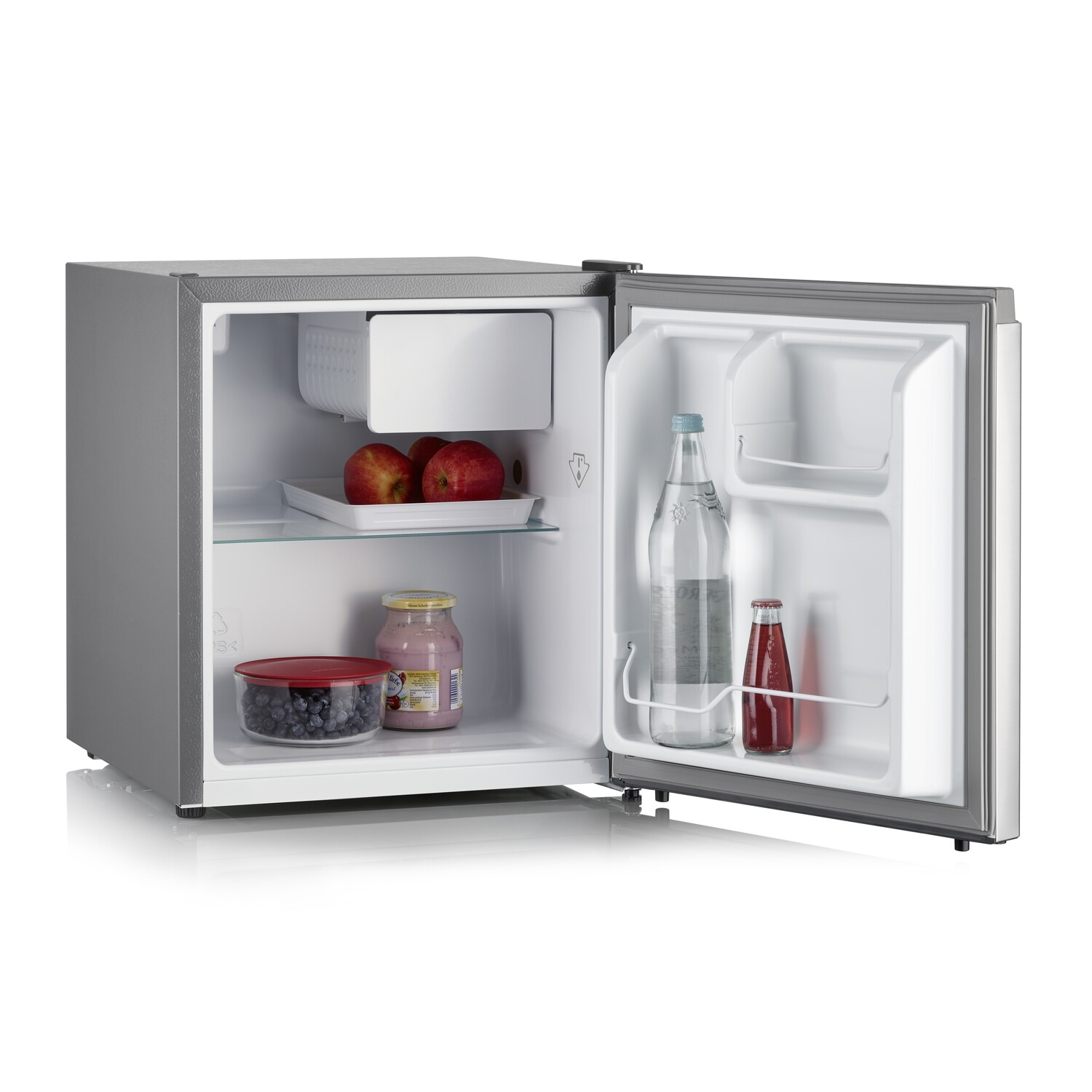 Un petit réfrigérateur avec la porte ouverte, avec des aliments à l'intérieur et sur la porte.