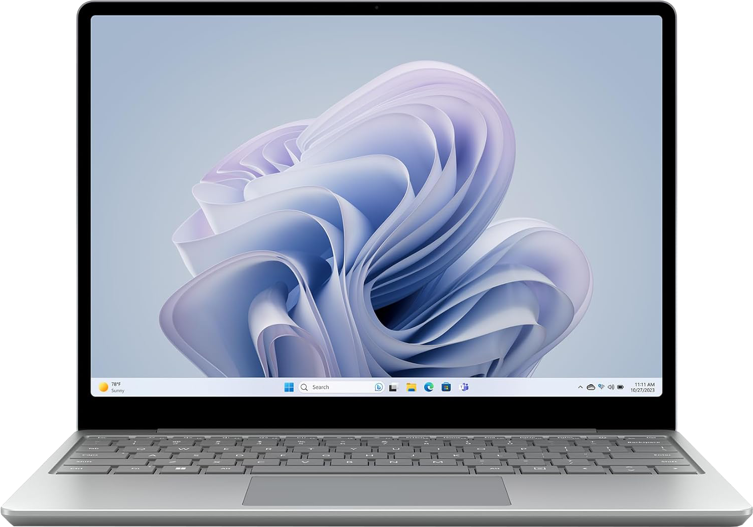 Ezüst laptop Windows 11 háttérképpel a képernyőn.