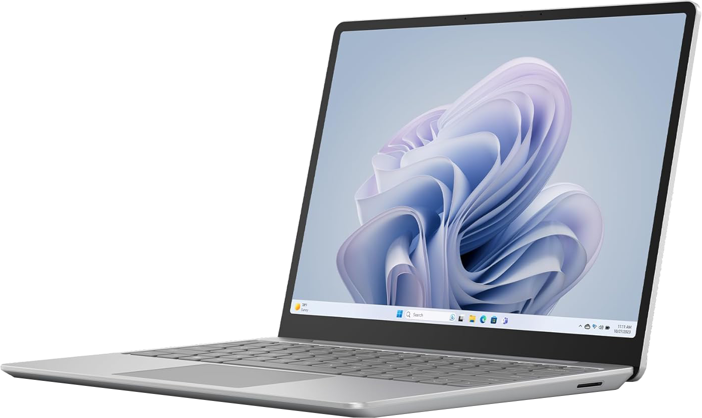 Ezüst laptop fehér felületen digitális kijelzővel.