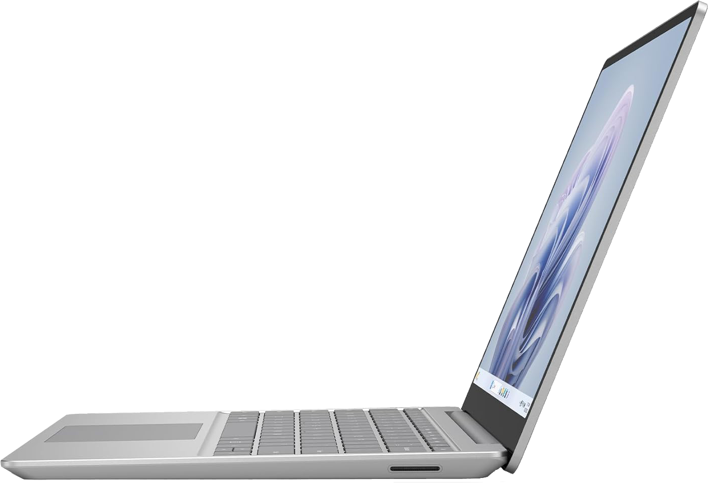 Egy ezüst laptop, nyitva és ferdén, fehér háttérrel.