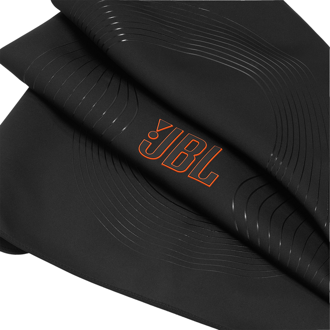 Eine schwarze Matte mit orangefarbenem JBL-Logo und geschwungenen Linien. Der Hintergrund ist schwarz.