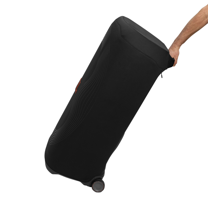 Ein schwarzer Rollkoffer, der von einer Hand gehalten wird.