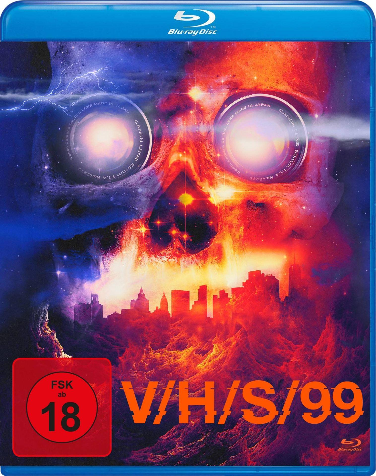 Blu-ray-Cover mit schädelartigem Bild, Stadtsilhouette und dem Text V/H/S/99.