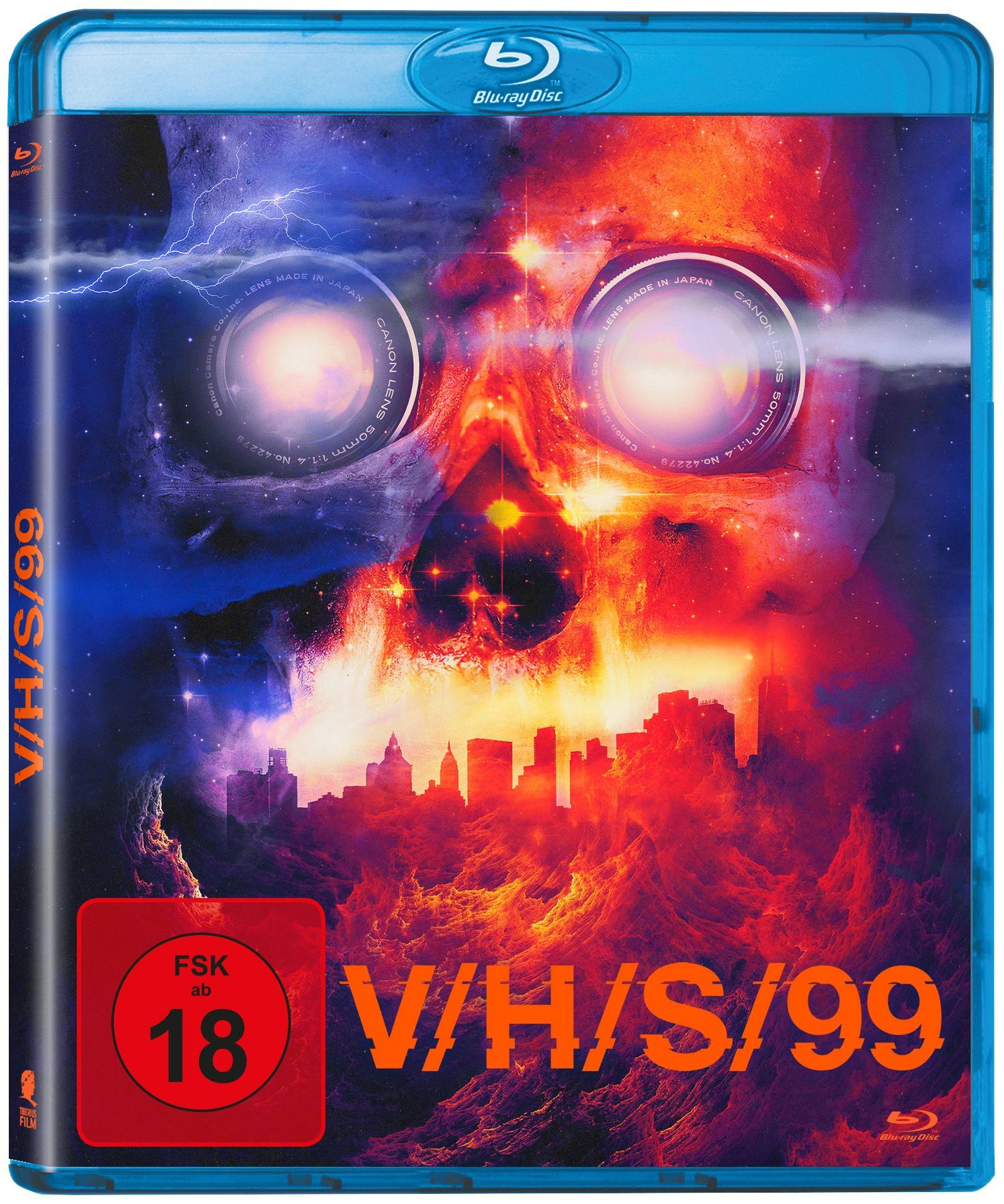 Blu-ray-Box-Art für V/H/S/99, mit einem Schädel mit Filmkameras als Augen. Darunter eine Stadtlandschaft.