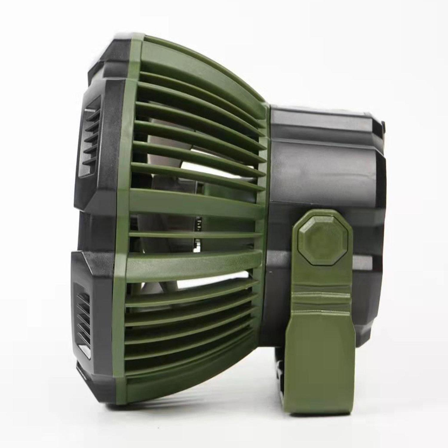 Un ventilatore verde e nero con una maniglia. Sfondo bianco.