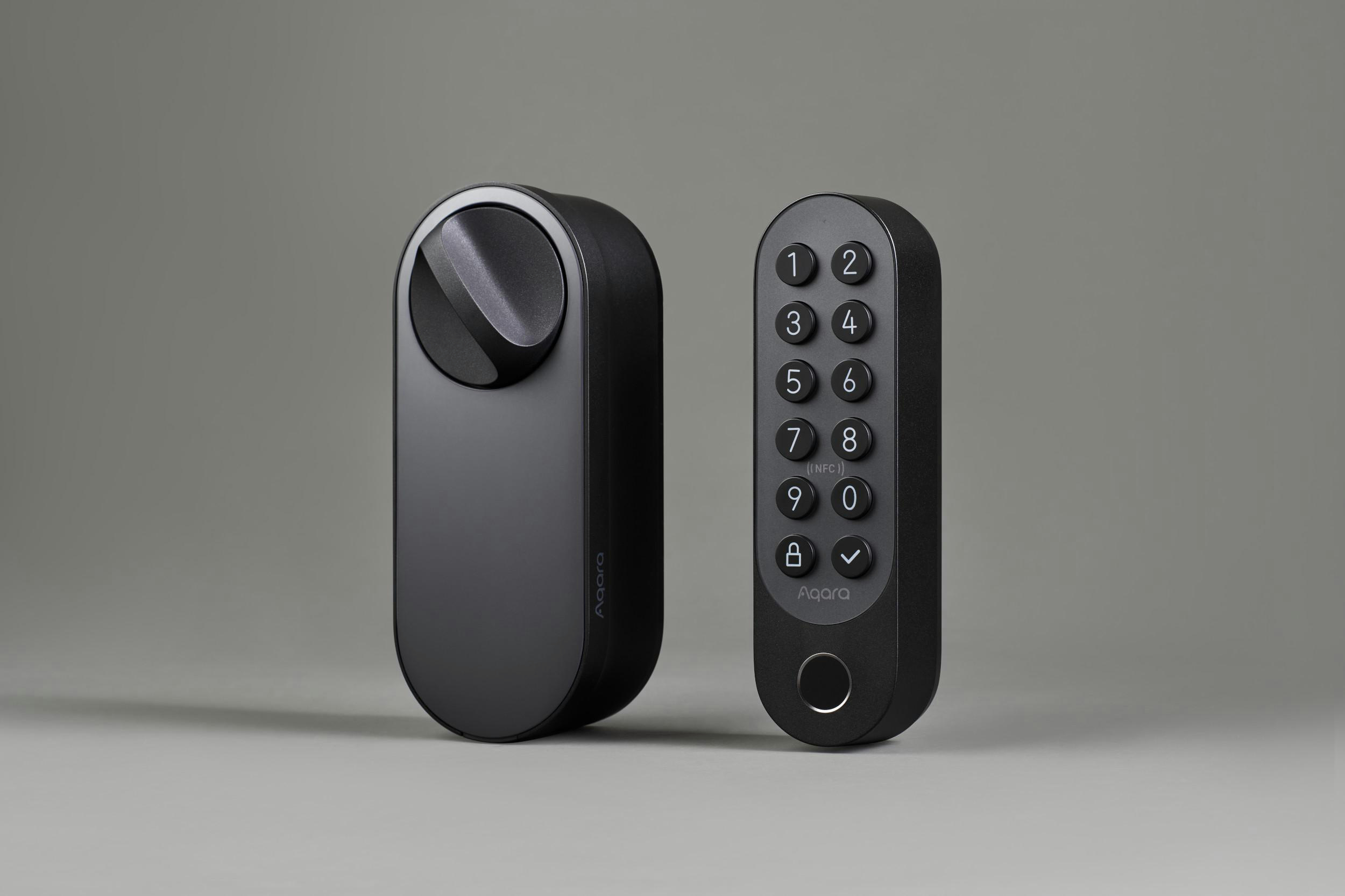 Schwarzes Smart-Schloss mit Tastatur und Fingerabdruckscanner, neben einem Schließmechanismus.