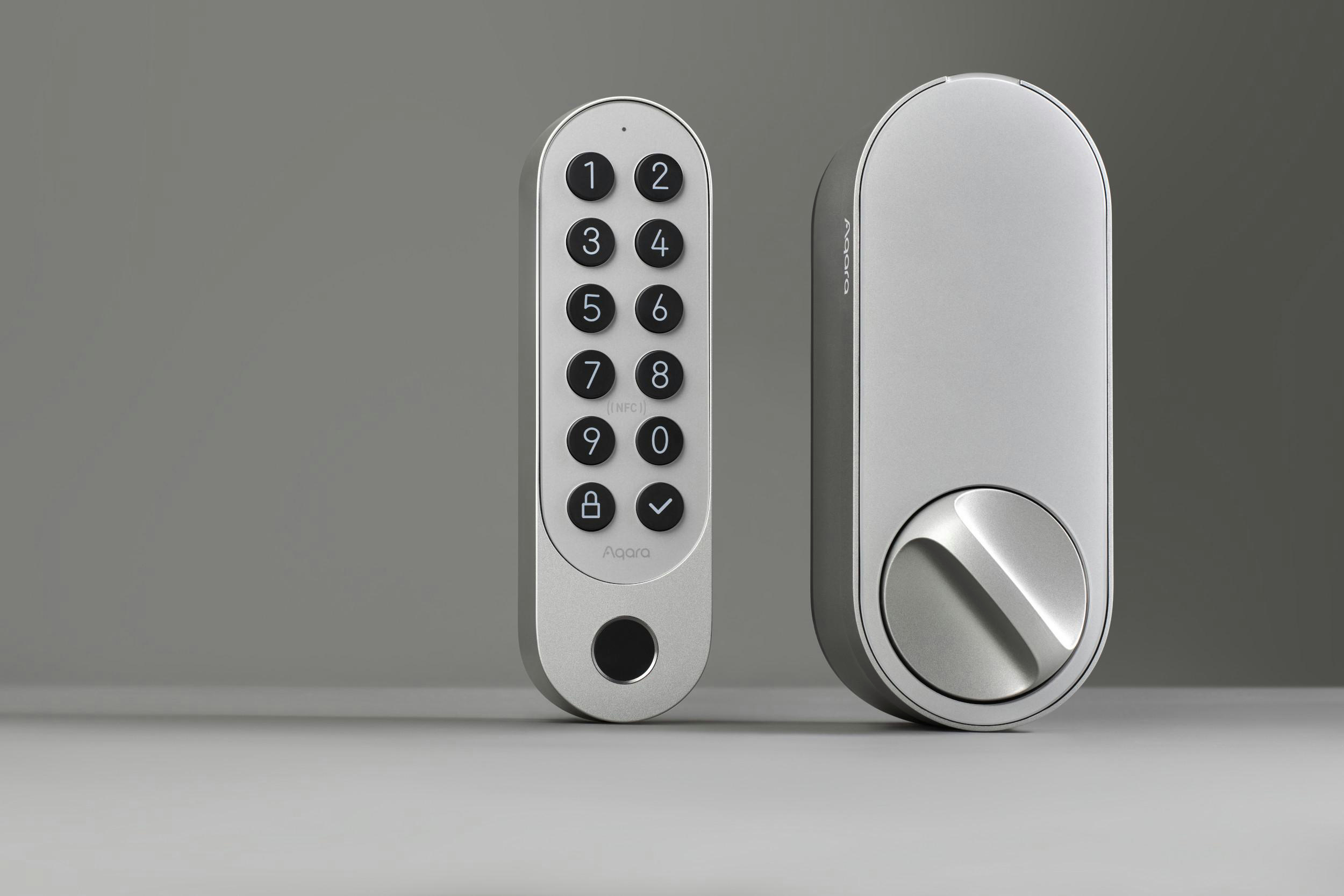 Silbernes Smart Lock mit Tastatur und Fingerabdruckleser, neben dem Schlosskörper.