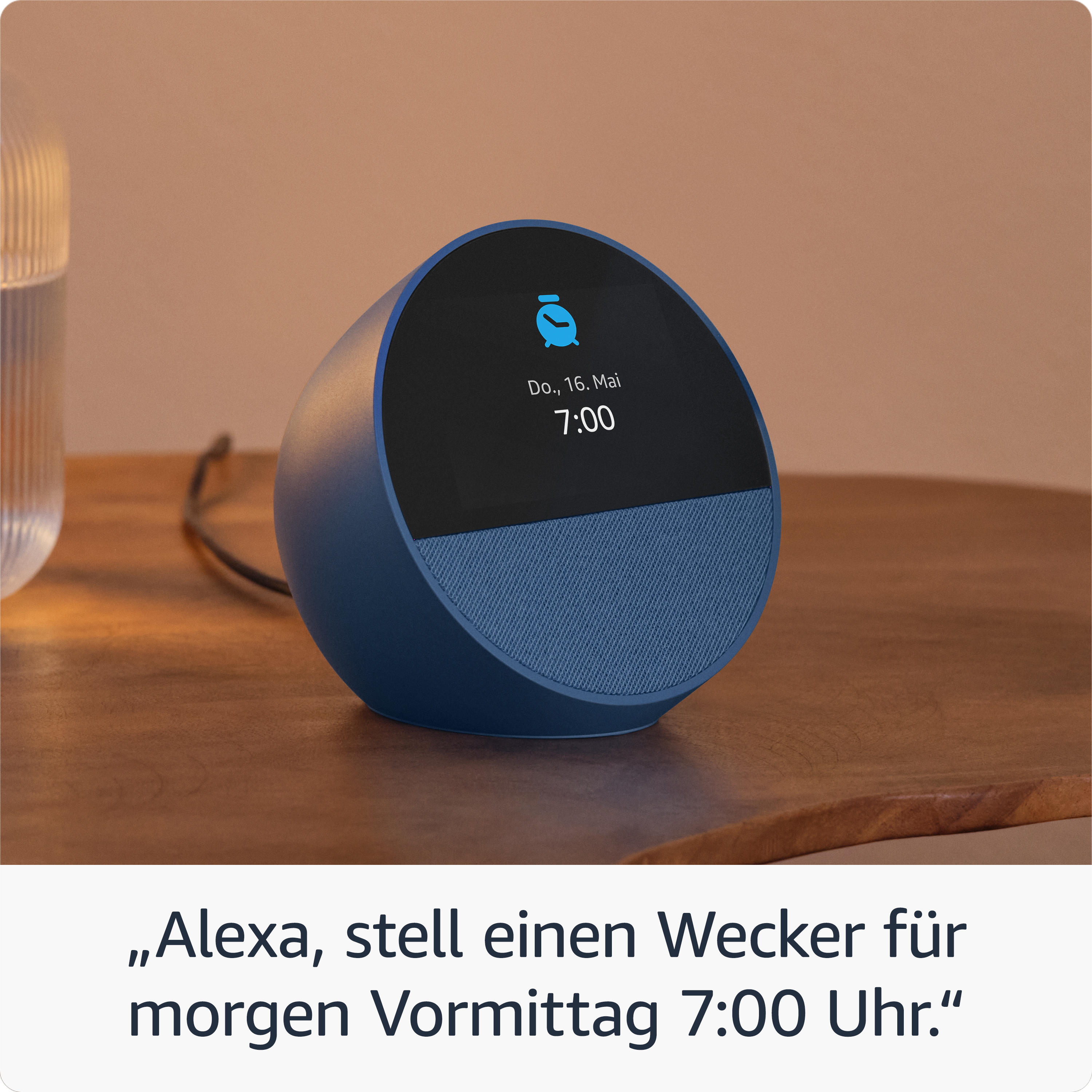 Ein Echo-Gerät auf einem Tisch zeigt ein Glühbirnensymbol.