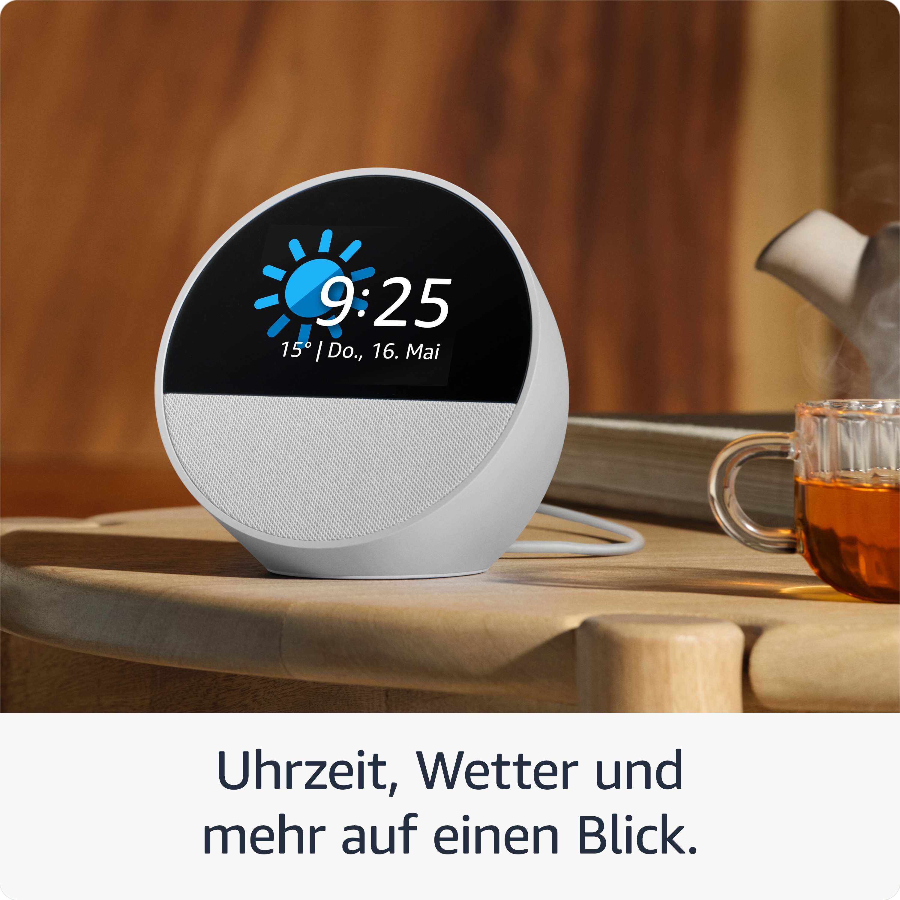 Weißer Smart Speaker mit Uhranzeige, die Zeit und Wetter zeigt, auf einem Holztisch.
