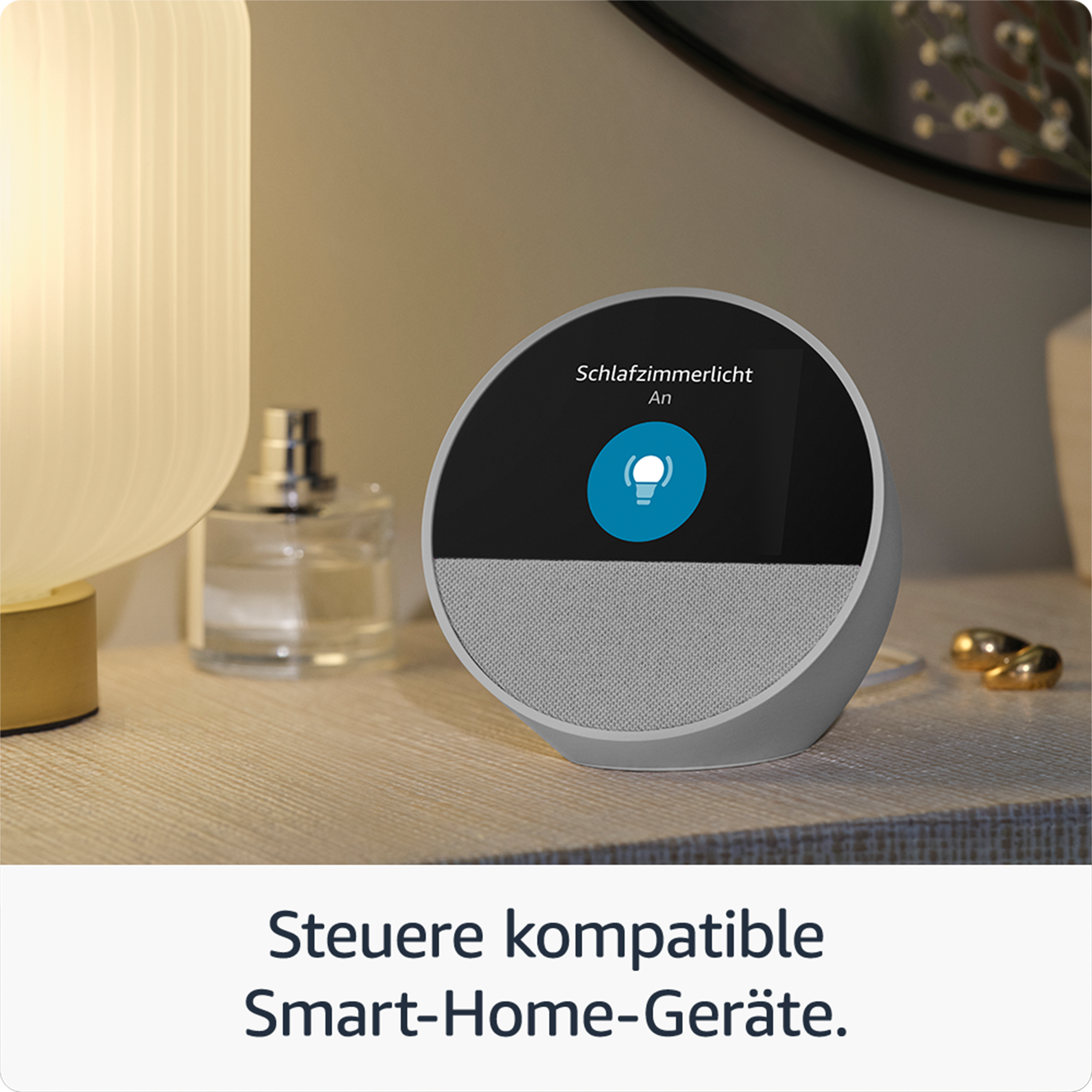 Ein Echo-Gerät zeigt Zeit und Temperatur auf einem Tisch.