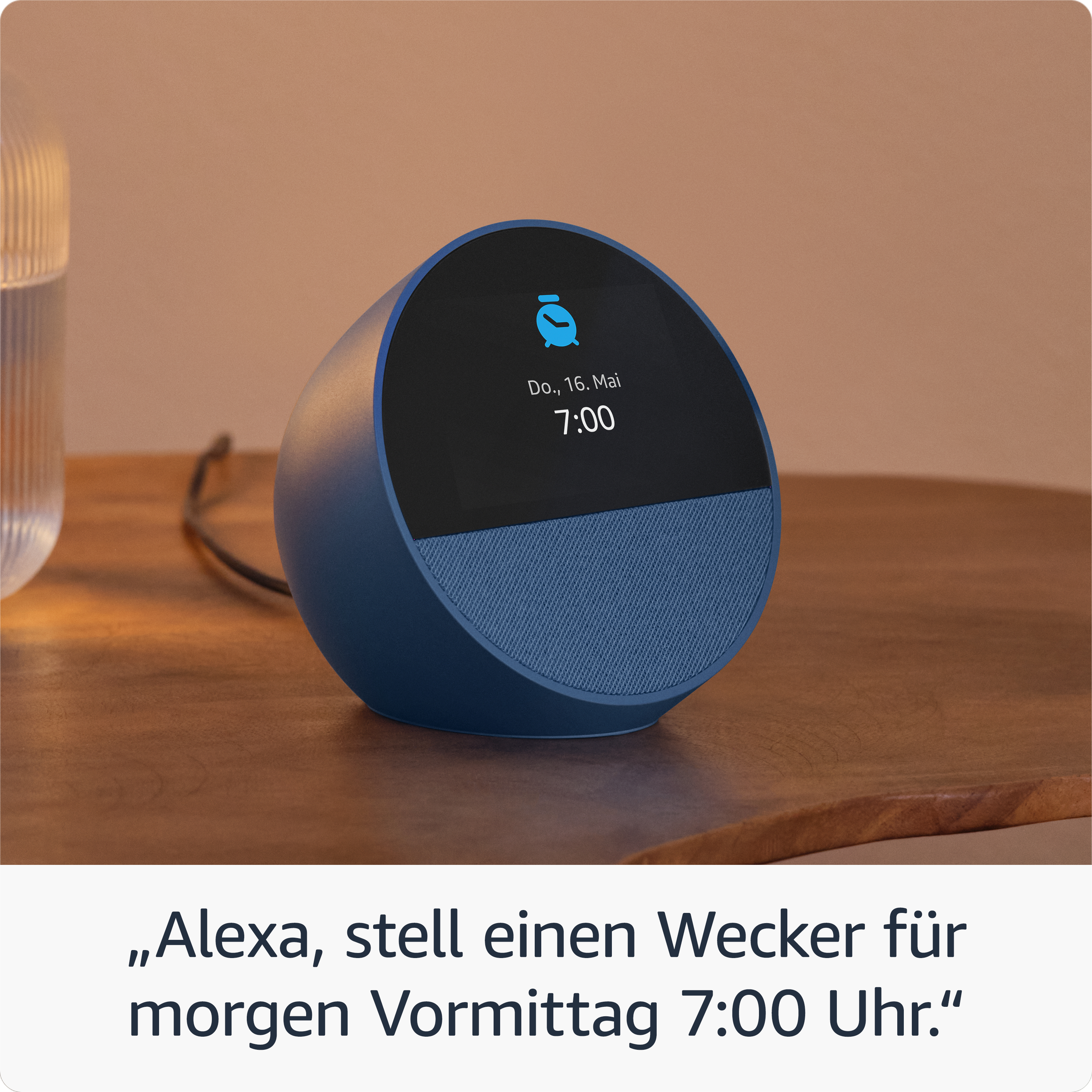 Ein blauer Smart Speaker mit Display. Er zeigt Datum und Uhrzeit mit Text darunter.