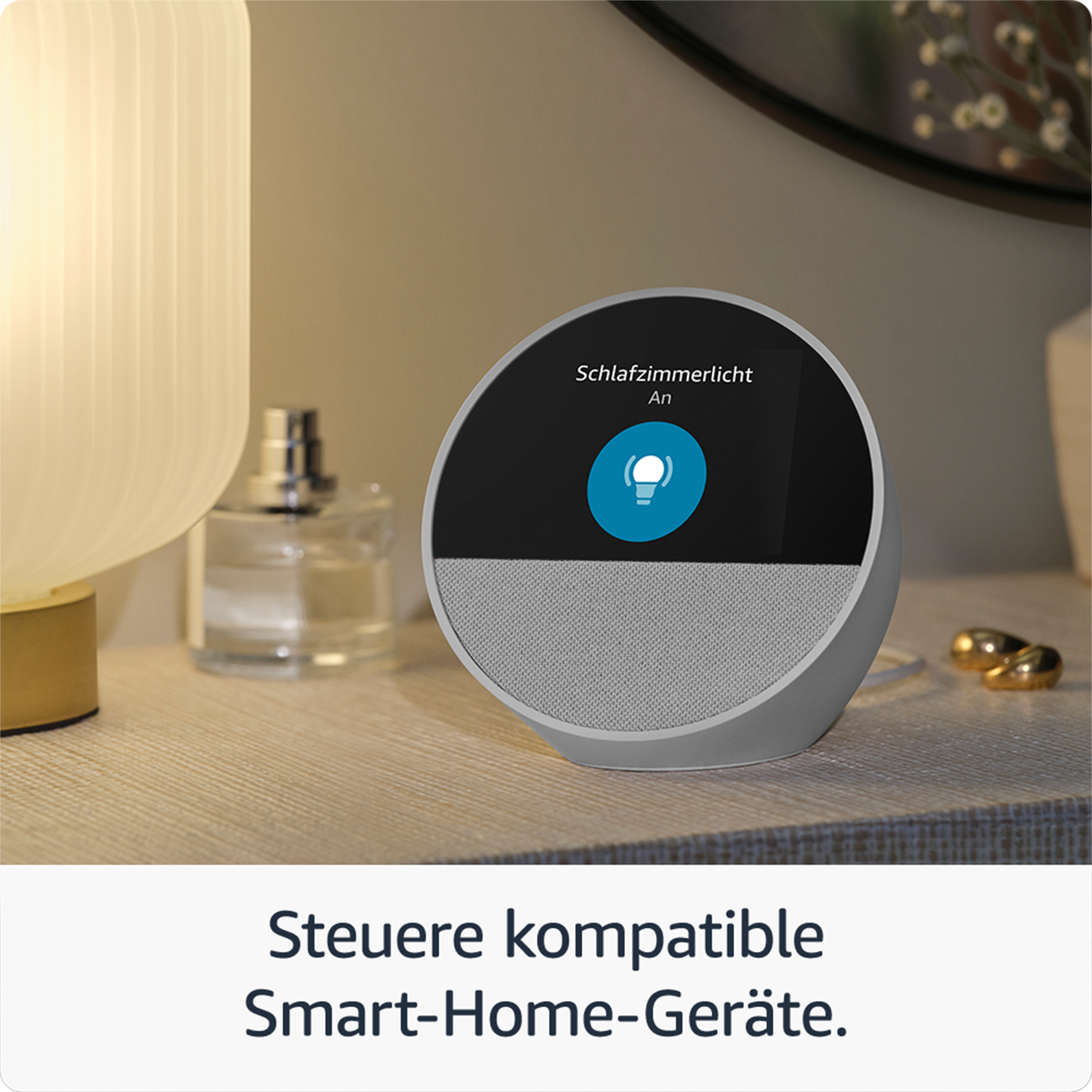 Ein Amazon Echo Dot Smart-Home-Gerät auf einem Nachttisch. Text: Steuere Smart-Home-Geräte.