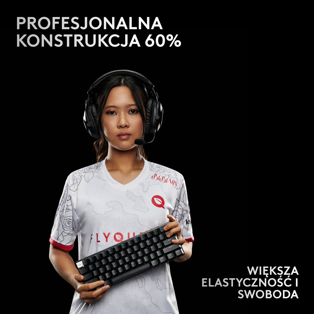 Kobieta trzymająca czarną klawiaturę, w słuchawkach.