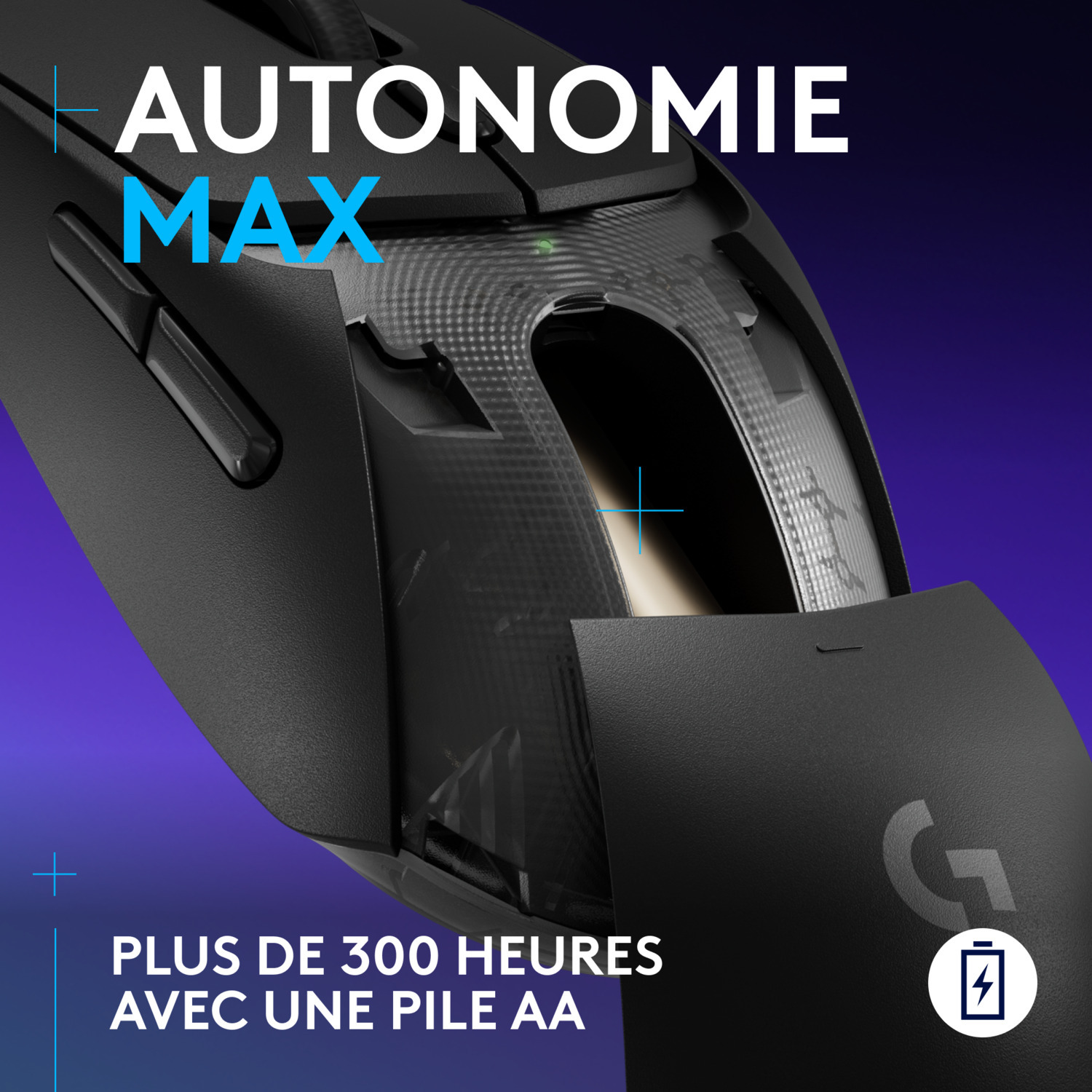 Gros plan sur une souris d'ordinateur noire. Met en évidence le compartiment de la batterie.