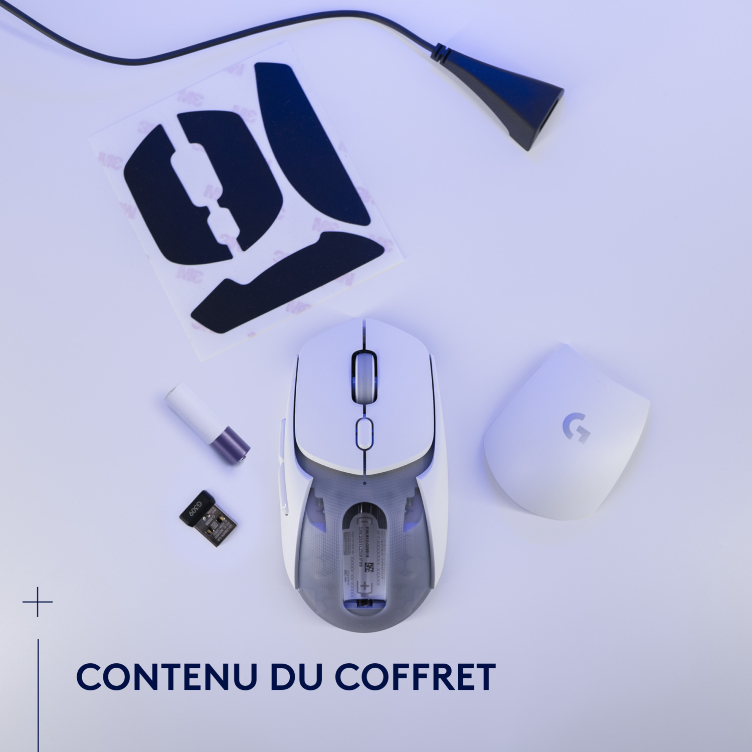 Contenu d'un kit de souris, comprenant une souris blanche, des autocollants et un récepteur USB.