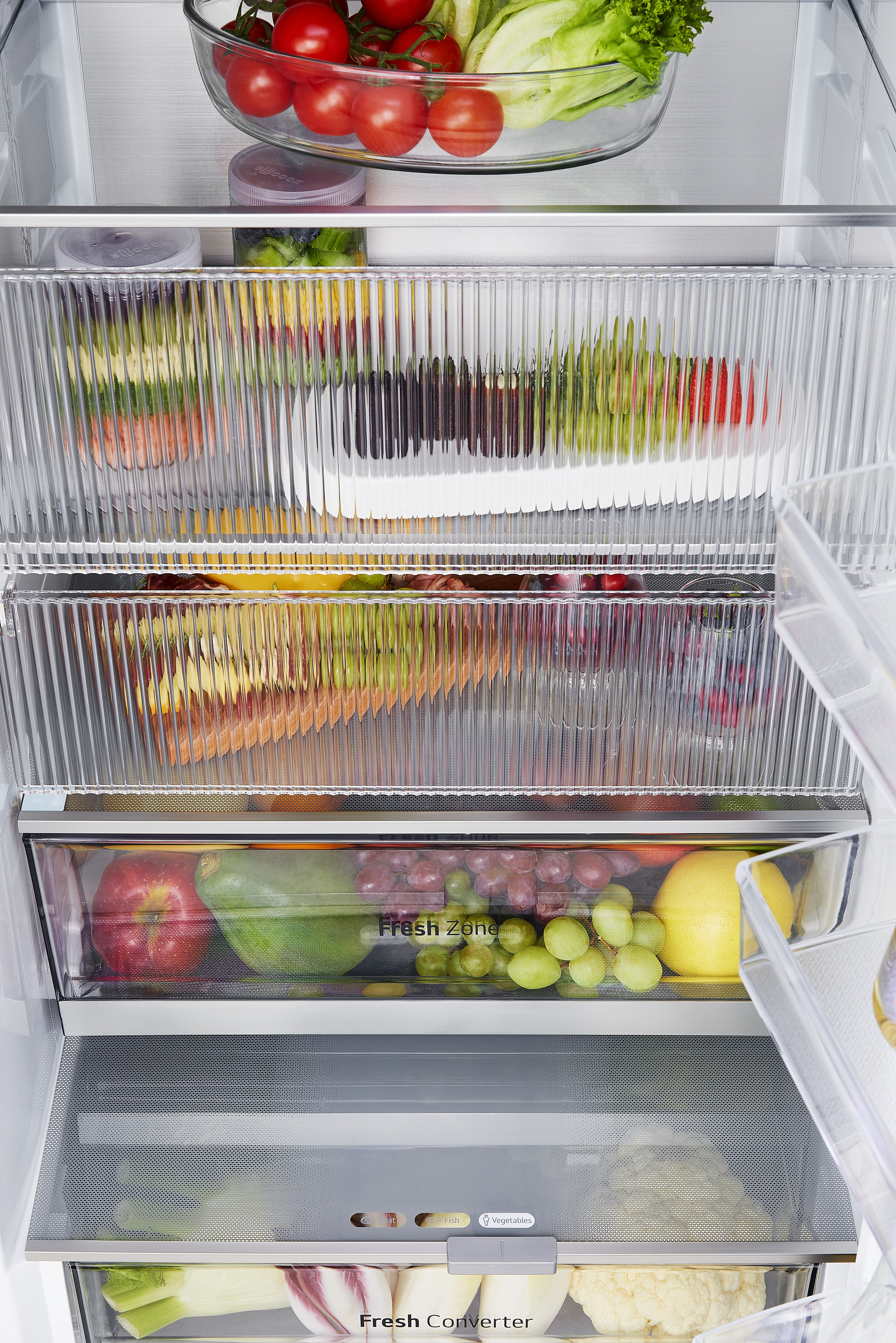 Srebrny telefon wyświetla słowa Galaxy Z Fold6.