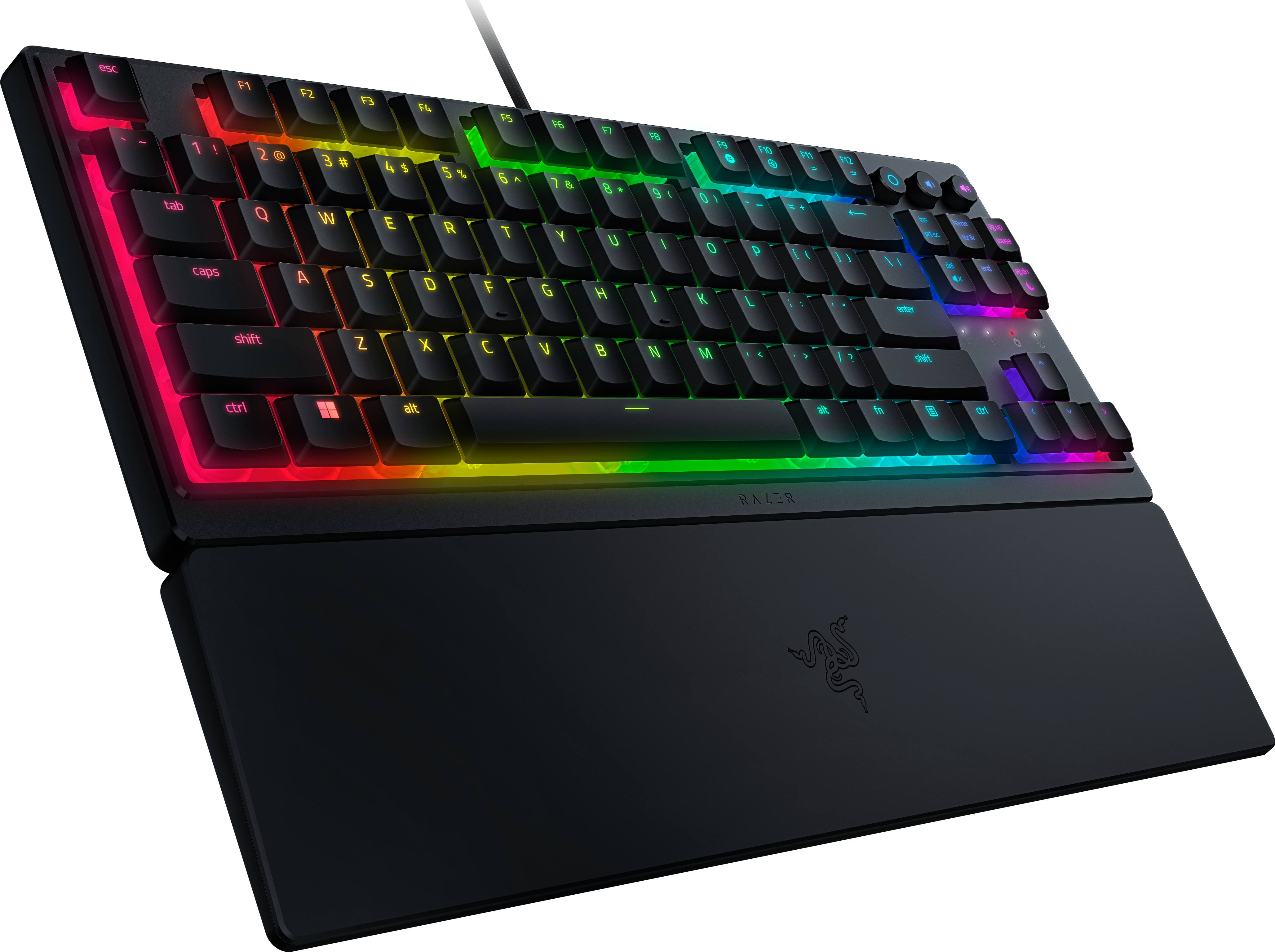 Tastiera nera con illuminazione RGB e poggiapolsi. Logo Razer sul poggiapolsi.