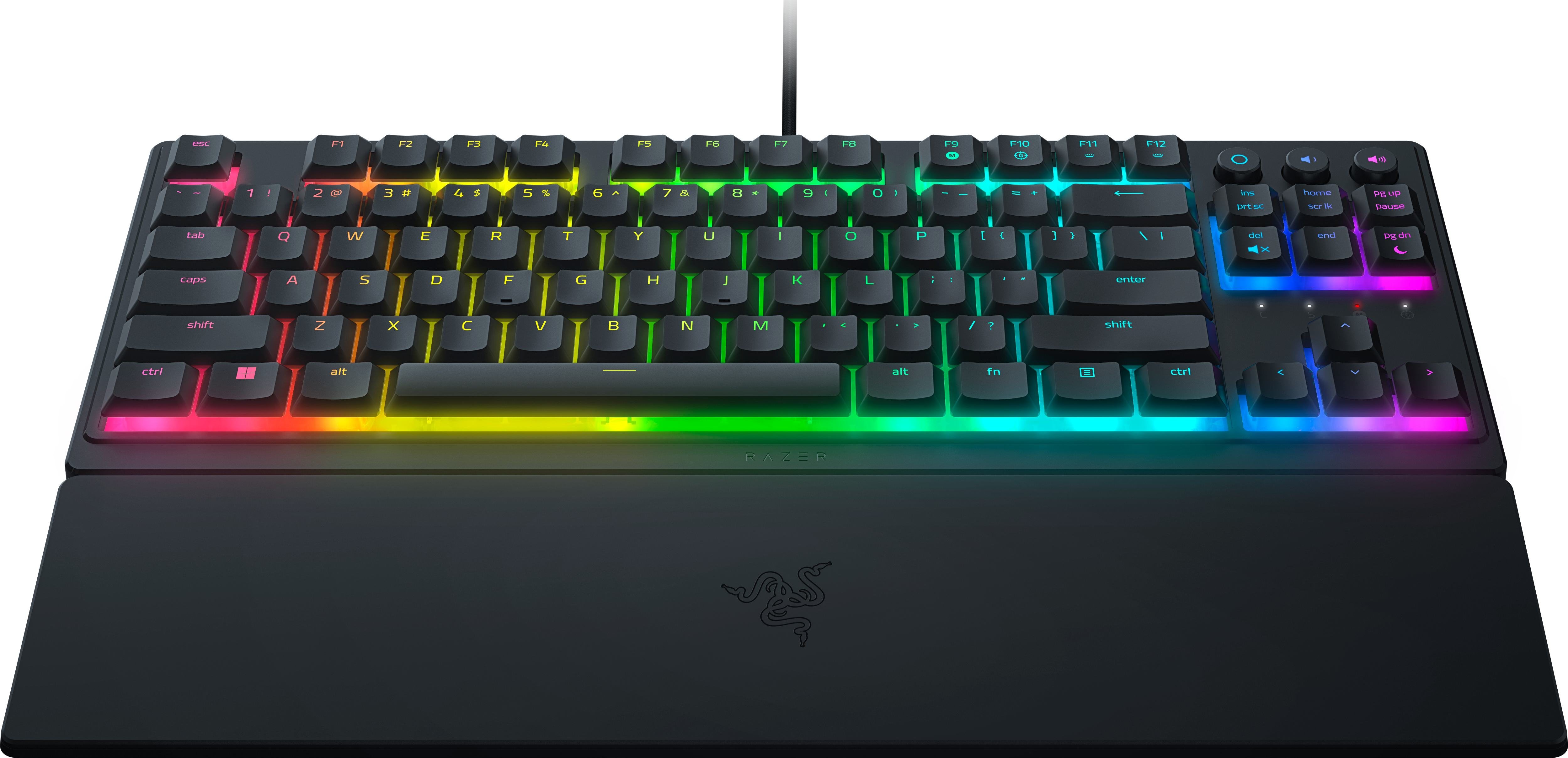 Tastiera nera con tasti arcobaleno e poggiapolsi. Il logo Razer è visibile.