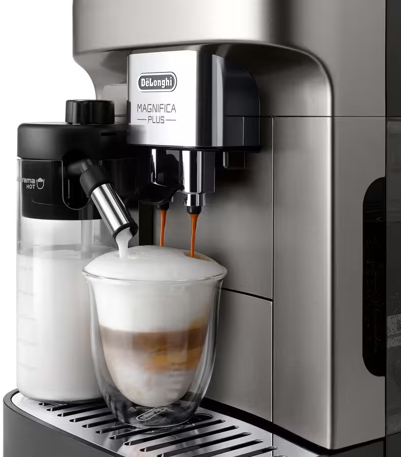 Macchina per espresso che eroga caffè in un bicchiere. Schiuma di latte, macchina in acciaio inox e nera.