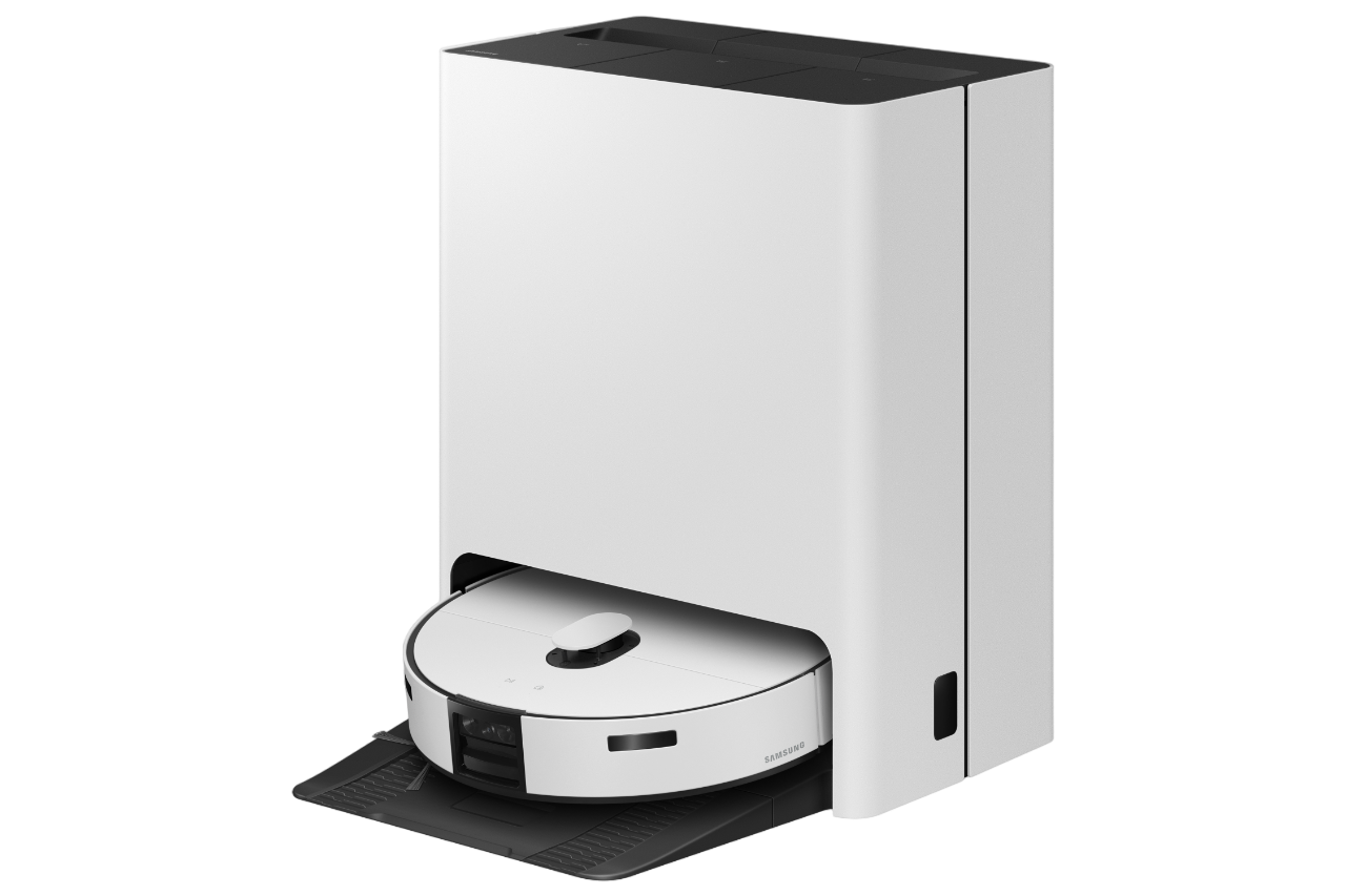 Ein weißer Samsung Roboterstaubsauger und eine Lade-/Reinigungsstation.